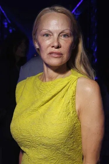 Pamela Anderson moda nümayişinə makiyajsız gəldi - Foto