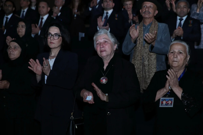 Arzu Əliyeva və Alyona Əliyeva "44" bədii filminin premyerasında iştirak ediblər
