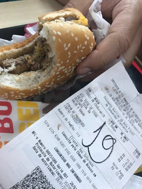McDonald`s-da İYRƏNC MƏNZƏRƏ: Yeməyin içindən qurdlar çıxdı - VİDEO