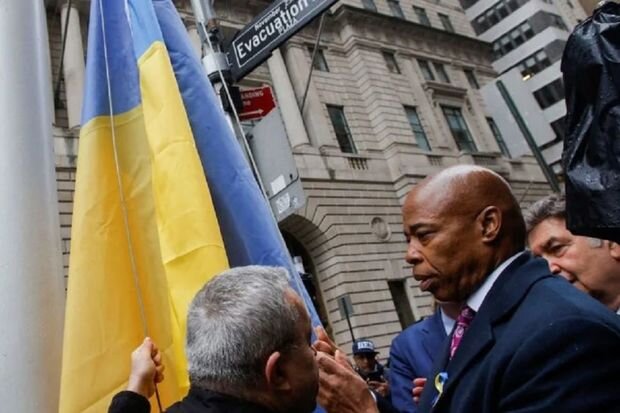 Nyu-Yorkun meri Ukrayna bayrağını qaldırdı – FOTO-VİDEO