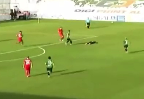 Futbol matçında qorxunc ölüm! Görüntülər ölkədə səs-küy yaratdı - FOTO+VİDEO