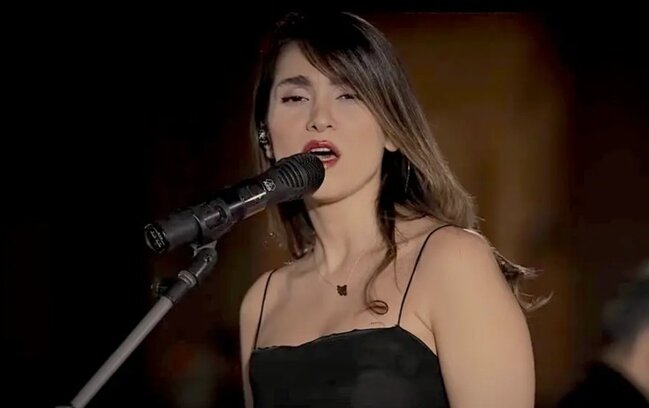 Hicabsız konsert verən müğənniyə cinayət işi açıldı