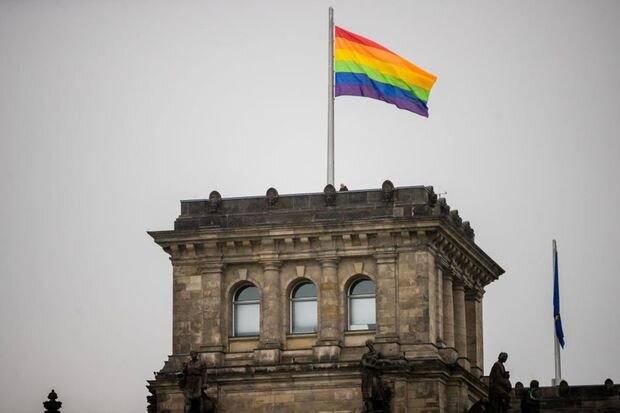 Almaniya parlamenti üzərində ilk dəfə LGBT bayrağı qaldırıldı