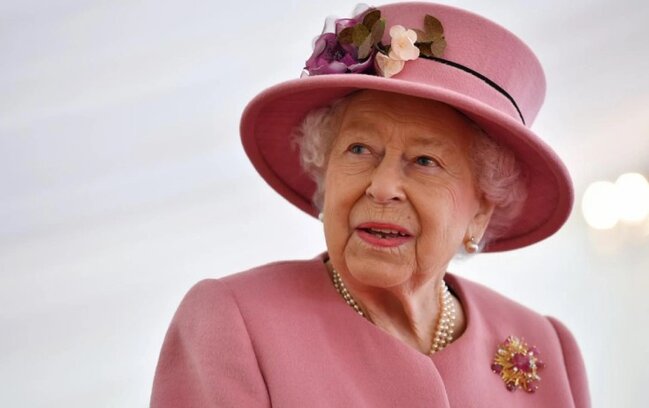 Kraliçanın nəvəsi tibb bacısı ilə evlənir