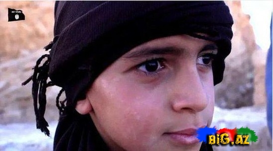10 yaşlı İŞİD-çi əsirin başını kəsdi - FOTO