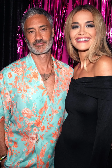 Şakira ilkə imza atdı - Fotolar