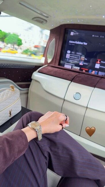 Vüsalənin 30 min manatlıq saatı - Foto