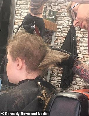 10 il saçını daramayan oğlan ilk dəfə bərbərə getdi - FOTO