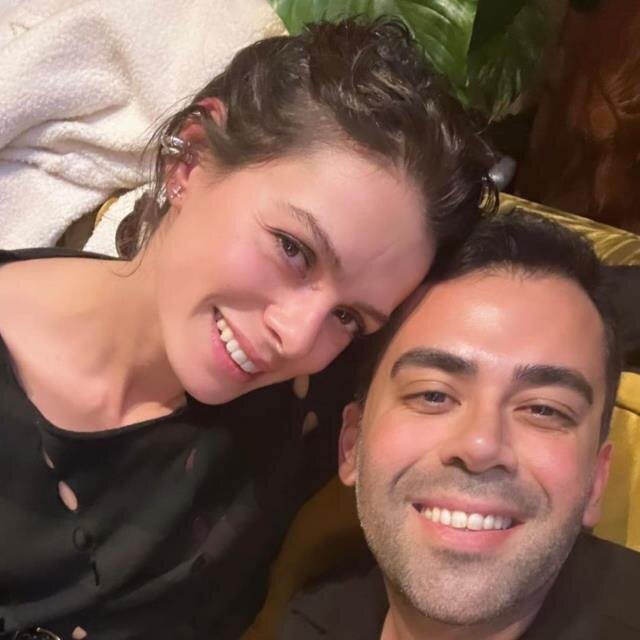 Ağ saçları ilə seçilən Özge Özpirinçci imicini DƏYİŞDİ - FOTO