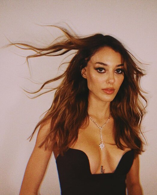 Məşhur aktrisa sinə dekoltesi ilə GÜNDƏMDƏ - FOTO