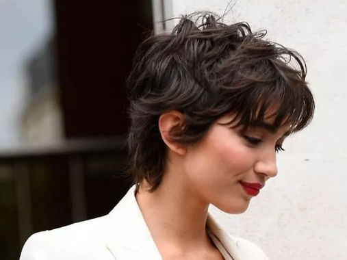 Qadınları daha cavan göstərən saç modeli