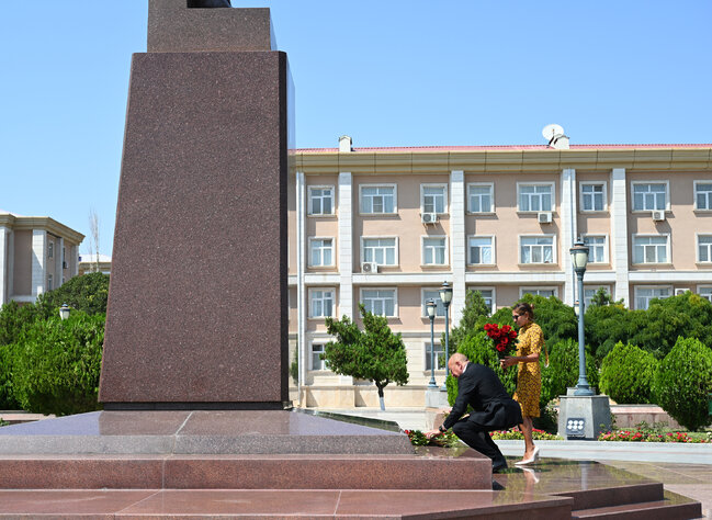 İlham Əliyev və Mehriban Əliyeva Ümummilli Liderin abidəsini ziyarət etdilər - Fotolar