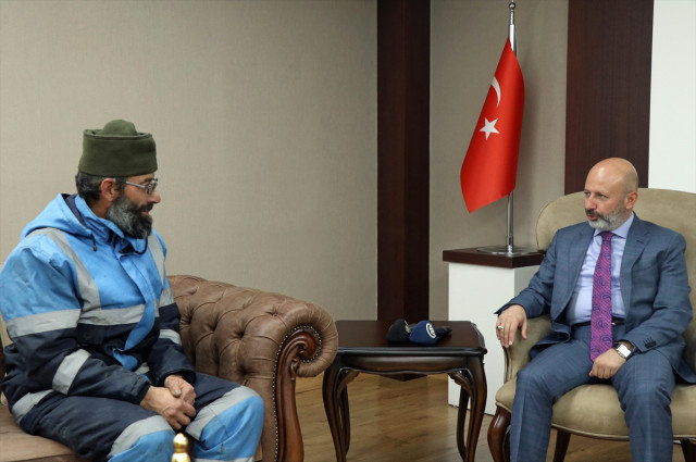 Yolun orasında namaz qılan süpürgəçinin bu sözləri ürək parçaladı - FOTOLAR