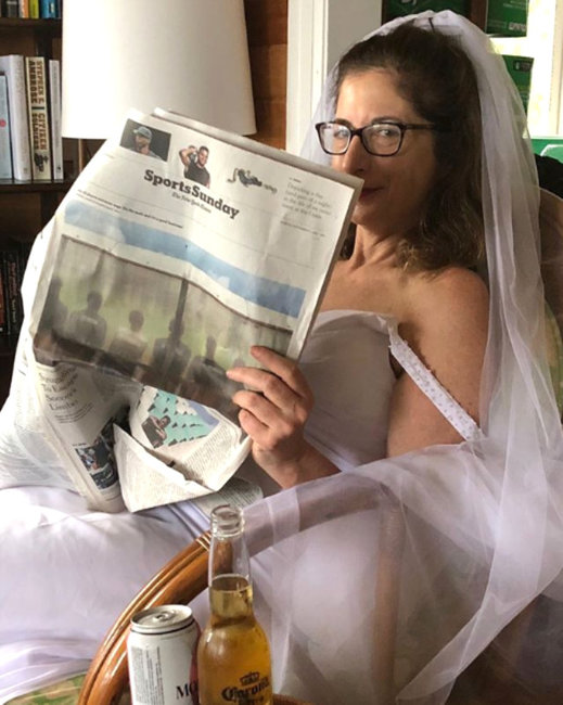 Evlənəcəyi kişini tapmaq üçün gəlinlik geyinib... - Qadının bu hərəkətləri şok edir - FOTOLAR