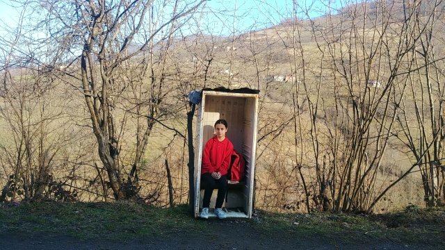 Avtobus gözləyən zaman qızı üşüməsin deyə görün nə etdi - Atadan maraqlı addım - FOTOLAR