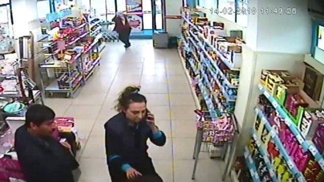 Mağazanı soymağa çalışan 25 yaşlı gənci süpürgə ilə qovdu - FOTOLAR