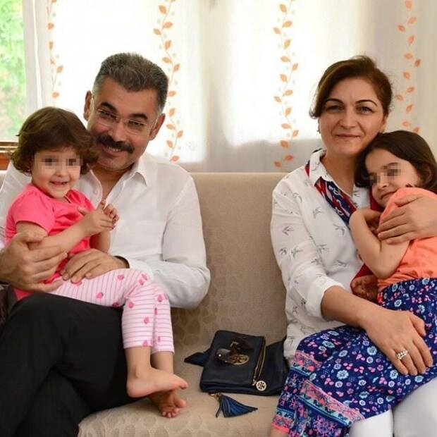 Polis rəisi dəhşətli avtomobil qəzasına düşdü: həyat yoldaşı və uşaqları... - FOTO