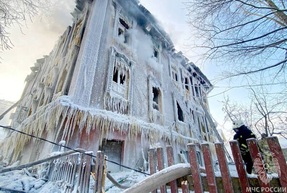 Ufada yanğın baş verən ev buz sarayına çevrildi - FOTO