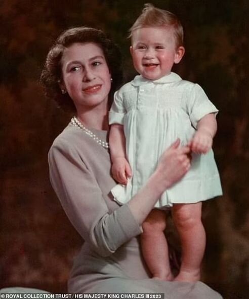 Britaniya kralı anası ilə uşaqlıq görüntülərini paylaşdı – FOTO