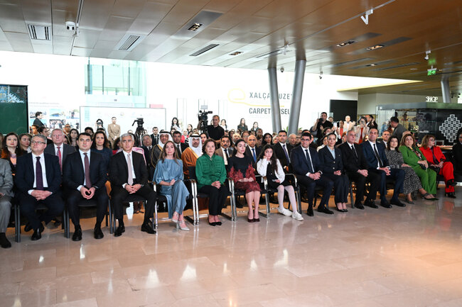 Prezidentin qızları Şahzadə ilə sərgidə - Fotolar