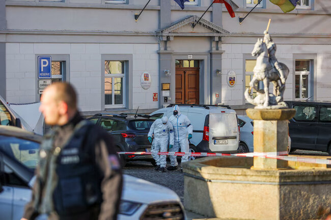 Çexiyada bələdiyyə binasına silahlı hücum - Ölən və yaralılar var+Fotolar