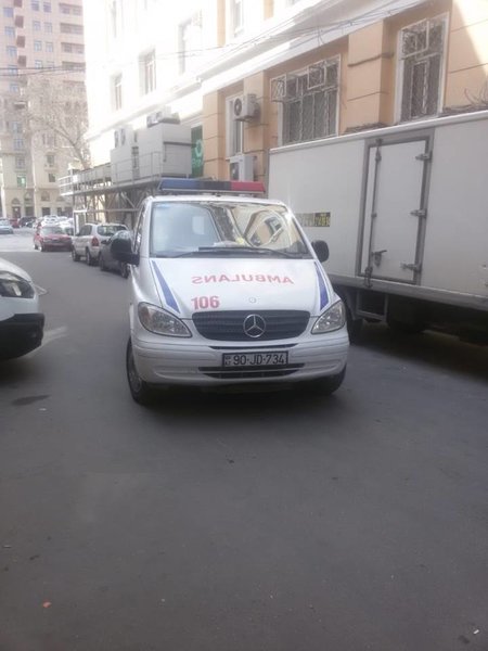 Təcili yardım xəstəni yolun ortasında qoyub getdi — BAKIDA - FOTO