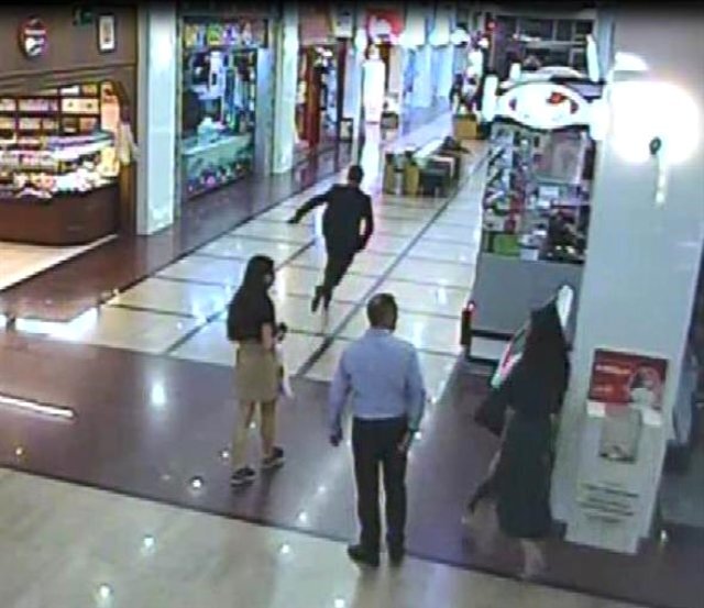 Eskalatorda biabırçılıq: Qadının ətəyinin altını telefona çəkdi - foto