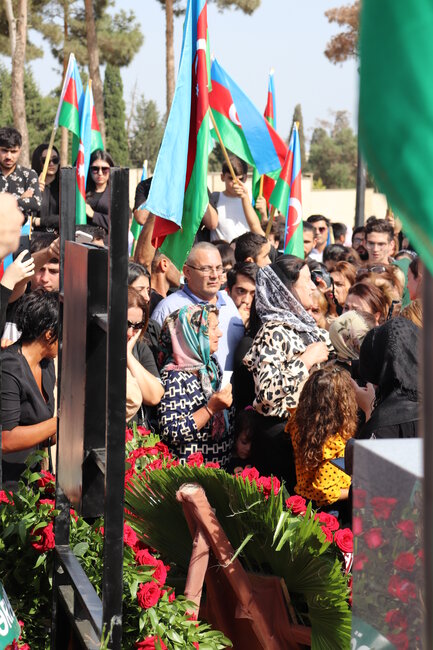 Uşaq evində, kimsəsiz böyüyən şəhidimizi xalqımız son mənzilə BELƏ YOLA SALDI - FOTO