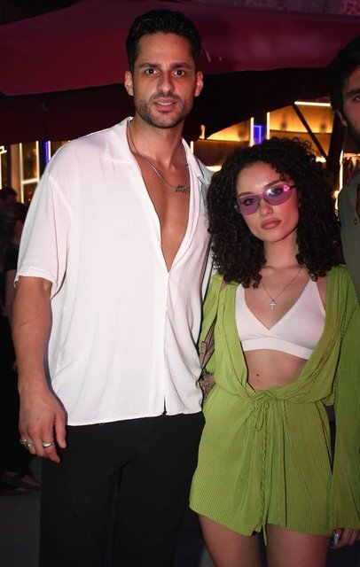 Öpüşdükləri yerdə yaxalandılar: Paparazzilərə üsyan etdi - FOTO