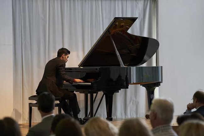 Azərbaycanlı pianoçu Eynşteynin doğulduğu şəhərdə ifasıyla Kardioloji Mərkəzin açılışını etdi - FOTO