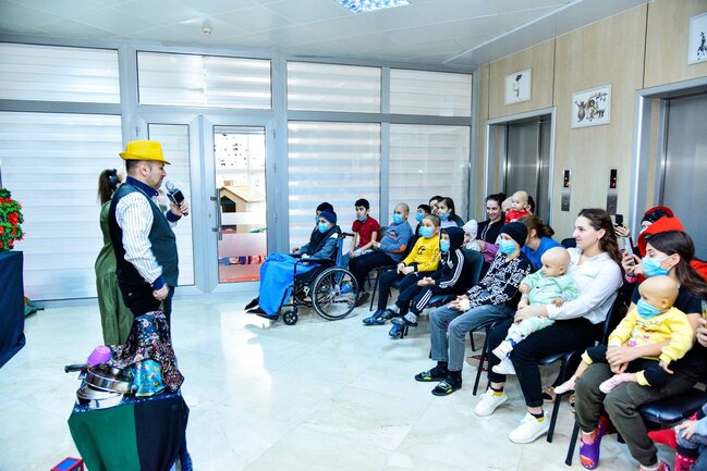 Avrora Qrup onkoloji xəstəlikləri olan uşaqları sevindirib