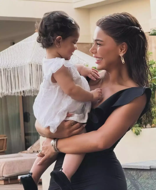 Aysun ilk dəfə qızını paylaşdı