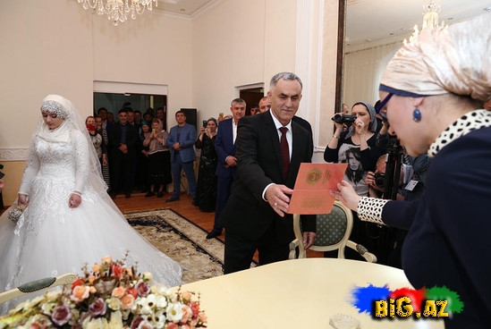 DƏHŞƏT: 57 yaşlı rəis 17 yaşlı qızla evləndi - FOTO
