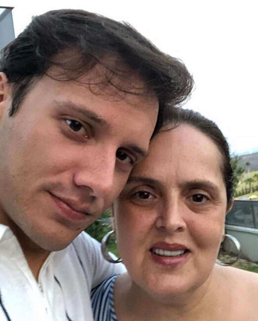 Edis səhnədə anası üçün ağladı