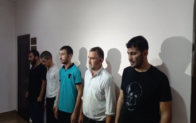 Azərbaycanda yaşlı qadının evinə 5 nəfər basqın etdi - FOTO