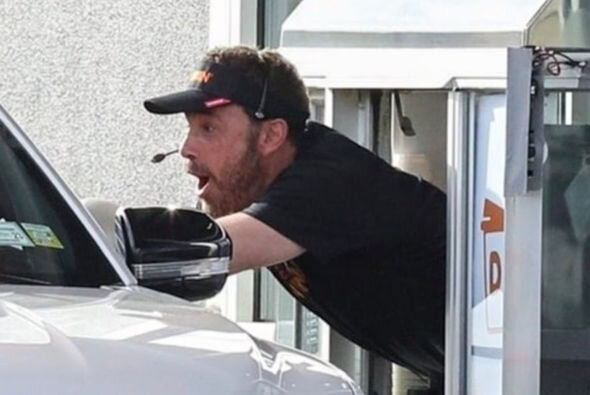 Ben Afflek kassir oldu: kafe müştərilərinə xidmət etdi - FOTO-VİDEO