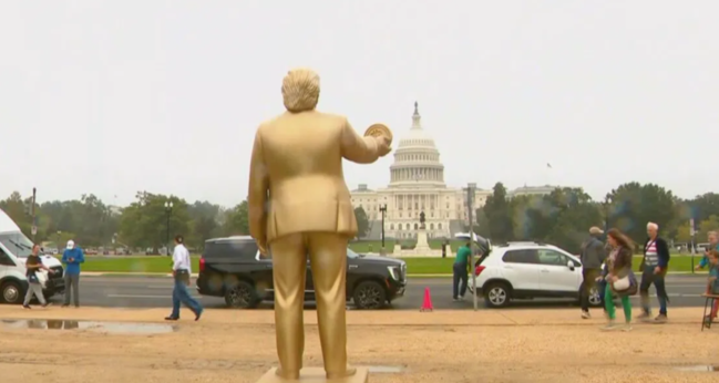 Vaşinqtonda əlində "Bitkoin" olan Trampın qızıl heykəli qoyuldu