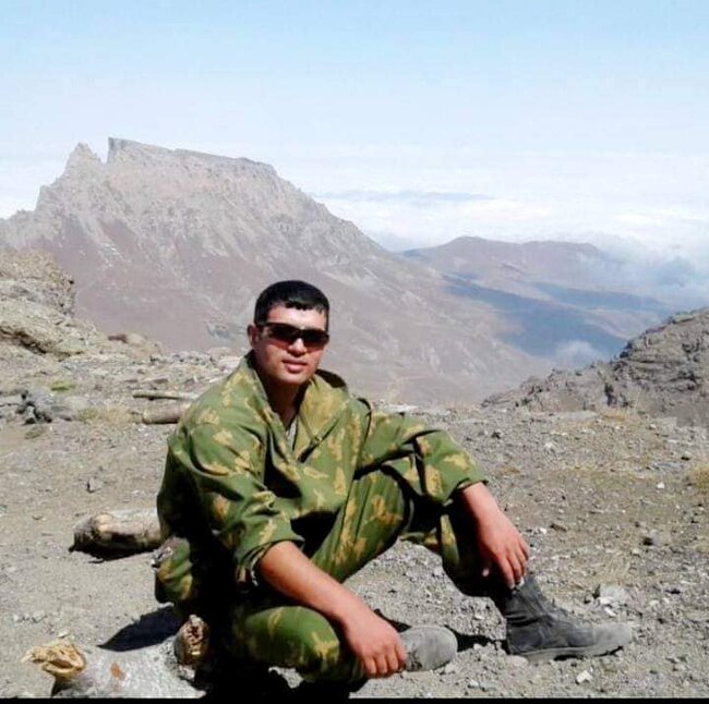 Şəhidin büstü üzərindəki gülləri oğurlayan qadın tapıldı - Video - Yenilənib