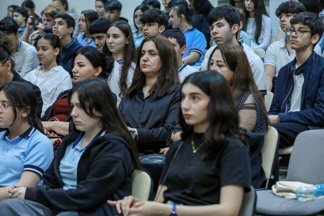 "Müasir dövrdə informasiya mühiti və sosial çağırışlar fonunda gənclər arasında mənəvi dəyərlər" mövzusunda tədbir keçirilib