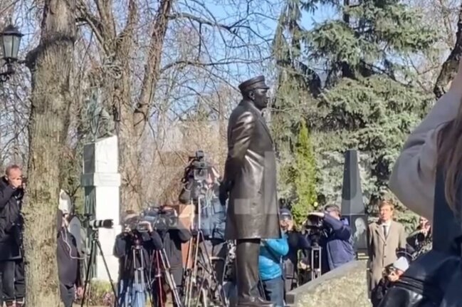 Moskvada Jirinovskiyə heykəl ucaldıldı - FOTO