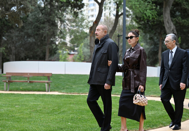 İlham Əliyev xanımı ilə yeni parkda - Fotolar