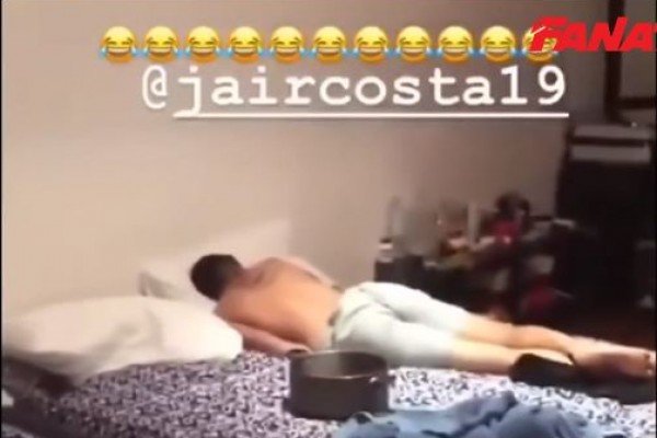 Məşhur futbolçu qardaşını "zırpaket" partladaraq oyatdı - VİDEO