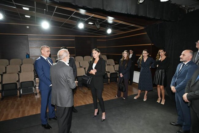 Mehriban Əliyeva ailə üzvləri ilə Pantomim Teatrında - Fotolar