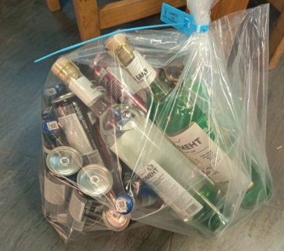 "Hoqqa" çay evində istehlaka yararsız içkilər aşkarlanıb