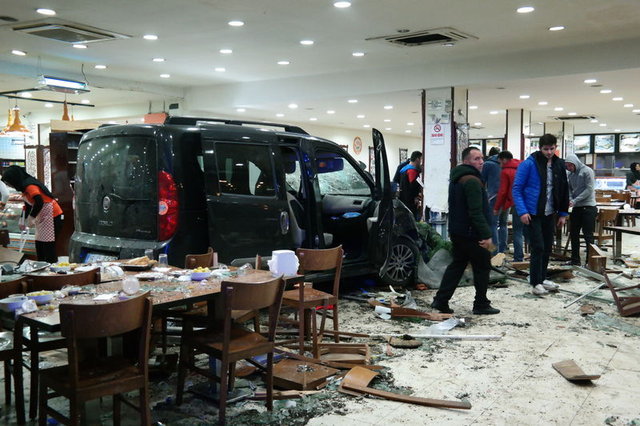 Avtomobil yüksək sürətlə restorana girdi: 2 ölü, 11 yaralı - FOTOLAR