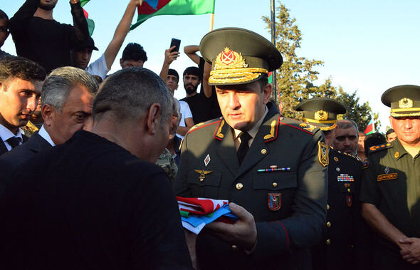 Müdafiə Nazirliyinin rəhbər heyəti şəhidlərimizin dəfn və yas mərasimlərində iştirak edib - FOTO