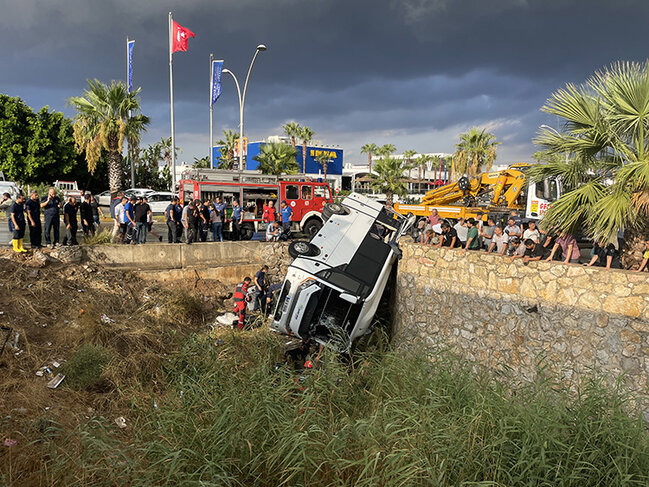 Avtobus dərəyə aşdı - 23 nəfər yaralandı - FOTO