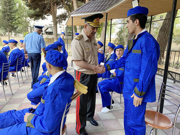 Müdafiə naziri hərbi hospitalda müalicə alan yaralılarla görüşdü - FOTO