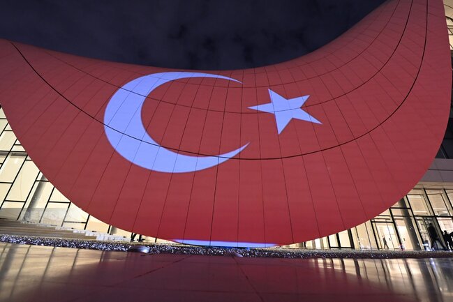 Heydər Əliyev Mərkəzi Türkiyə bayrağı ilə işıqlandırılıb