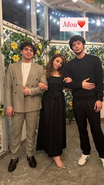 Xanımı və oğullarının fotosunu paylaşdı